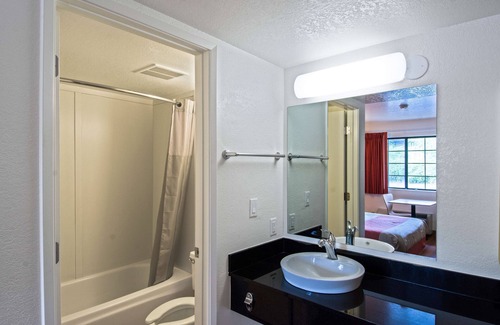 Redding Hotel | Motel 6 Redding, CA - South