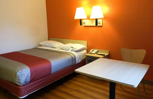 Roseville Hotel | Motel 6 Roseville, MN - Minneapolis North