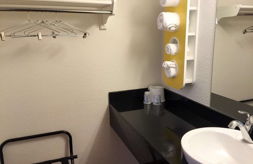 Roseville Hotel | Motel 6 Roseville, MN - Minneapolis North