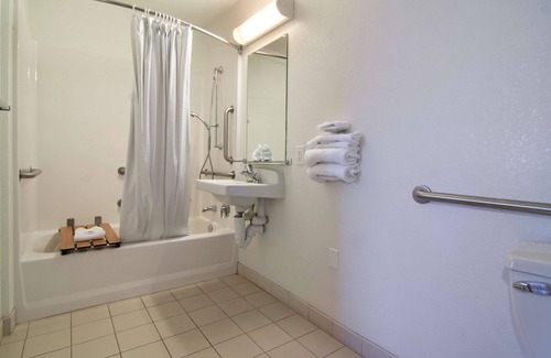 Roseville Hotel | Motel 6 Roseville, MN - Minneapolis North