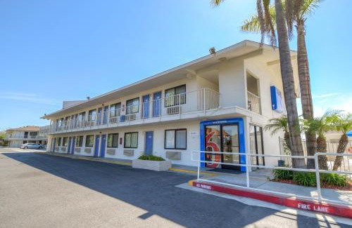 San Ysidro Hotel | Motel 6-San Ysidro, CA - San Diego - Border