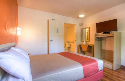 San Ysidro Hotel | Motel 6-San Ysidro, CA - San Diego - Border