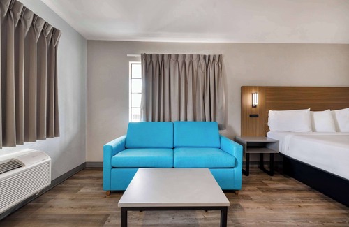 Lyon Street Hotel | Motel 6 Santa Ana, CA