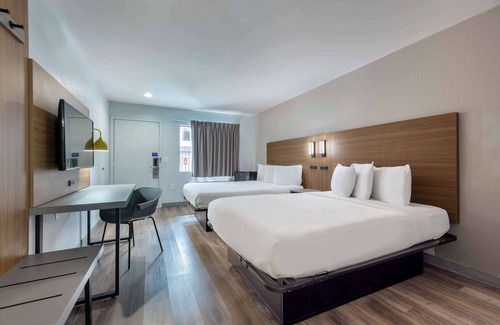 Lyon Street Hotel | Motel 6 Santa Ana, CA