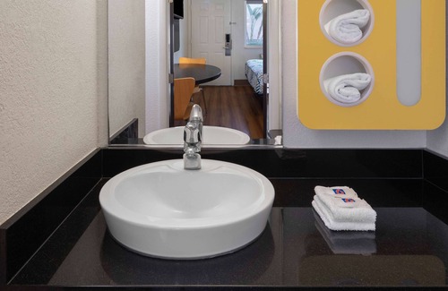 North State Hotel | Motel 6 Santa Barbara, CA - State Street