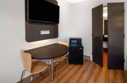 North State Hotel | Motel 6 Santa Barbara, CA - State Street