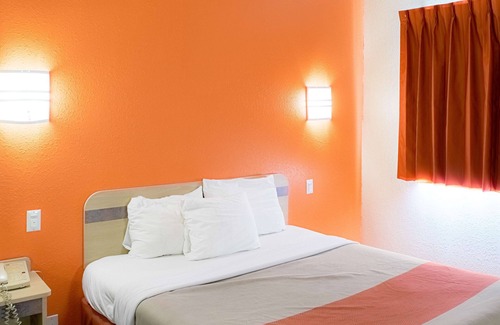 Seymour Hotel | Motel 6 Seymour, IN - North