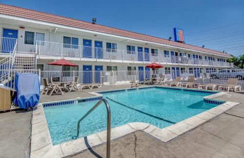 Stockton Hotel | Motel 6-Stockton, CA - Charter Way West