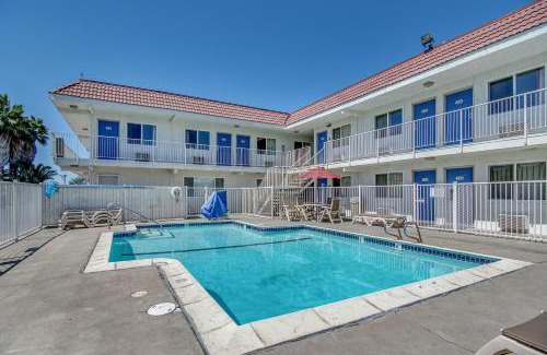 Stockton Hotel | Motel 6-Stockton, CA - Charter Way West