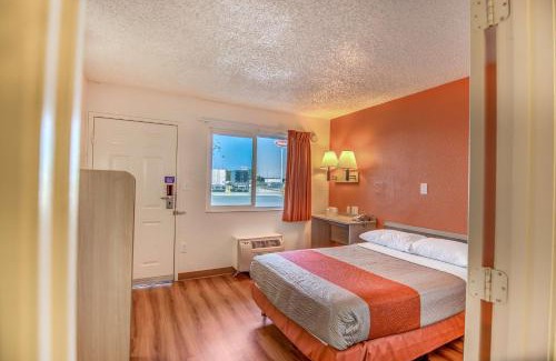 Stockton Hotel | Motel 6-Stockton, CA - Charter Way West
