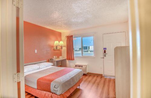 Stockton Hotel | Motel 6-Stockton, CA - Charter Way West