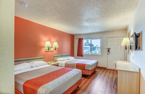 Stockton Hotel | Motel 6 Stockton, CA - Charter Way West