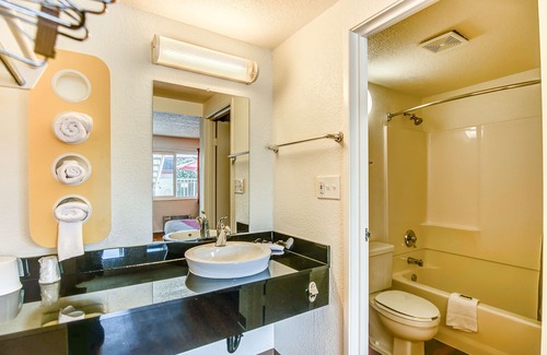 Stockton Hotel | Motel 6 Stockton, CA - Charter Way West