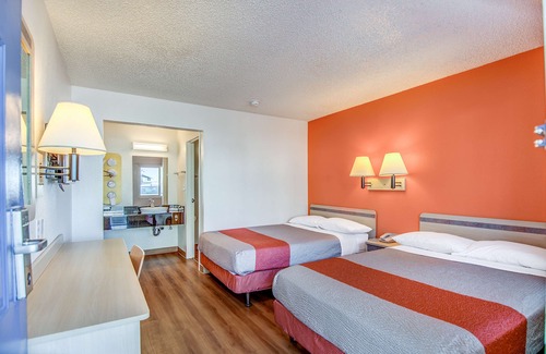 Stockton Hotel | Motel 6 Stockton, CA - Charter Way West