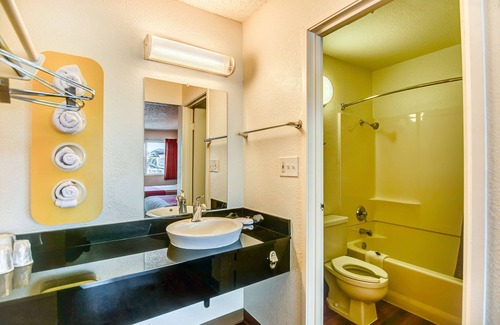 Stockton Hotel | Motel 6 Stockton, CA - Charter Way West