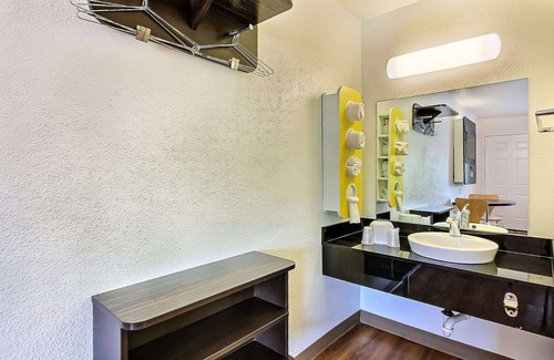 Snail Hotel | Motel 6 Sunnyvale, CA - South