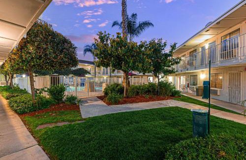 Temecula Hotel | Motel 6-Temecula, CA - Historic Old Town