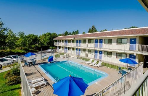 Dupont Hotel | Motel 6