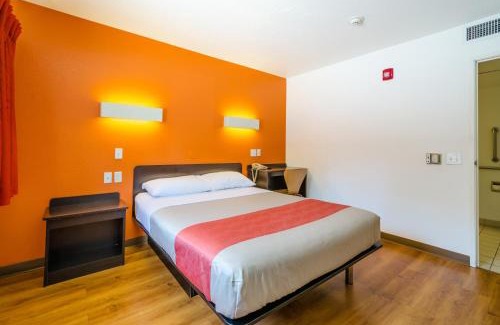 Dupont Hotel | Motel 6