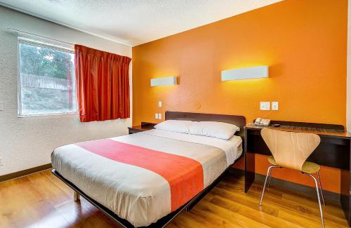 Dupont Hotel | Motel 6