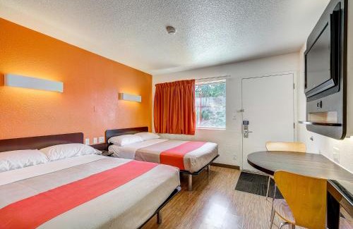 Dupont Hotel | Motel 6