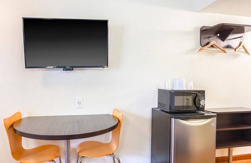 Ventura Hotel | Motel 6 Ventura, CA - Downtown