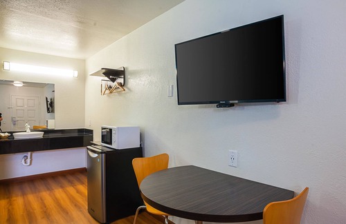 Ventura Hotel | Motel 6 Ventura, CA - Downtown