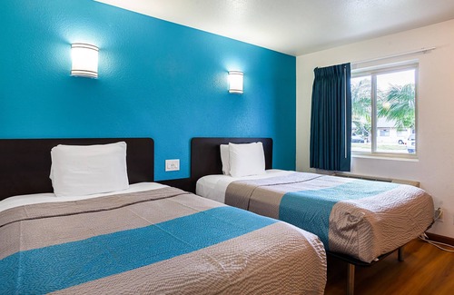 Ventura Hotel | Motel 6 Ventura, CA - Downtown