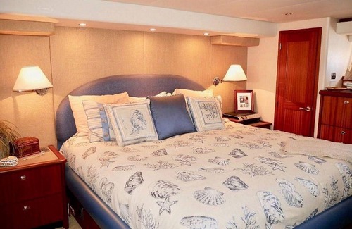West 1st Street Boat Rental | Motor Yacht Indulgence- Ever dream of a Yachting Lifestyle? Cruises included!