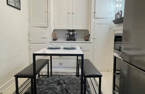 Detroit Apartment | Motown “Music Lovers” Suite