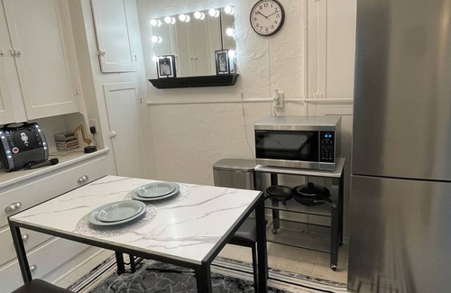 Detroit Apartment | Motown “Music Lovers” Suite