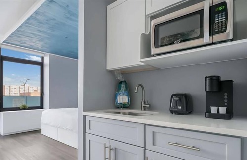 Mott Haven House | Mott Haven King Studio w Balcony | Gym+Hotel Amenities