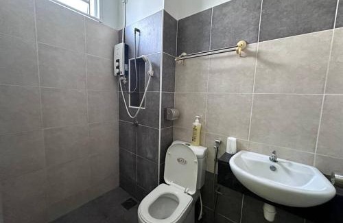 Taman Mount Austin House | Mount austin 18 pax AR50 pool