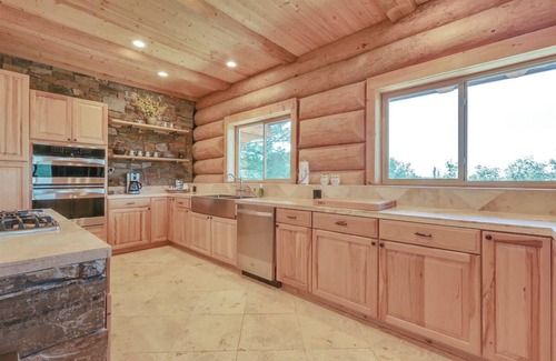 Cedar Ridge Villa | Mount Chalet sleeps 24 in marvelous Grass Valley with WiFi, and Generator
