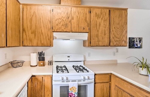 Mount Shasta Cottage | Mount Shasta Escape w/Balcony ~ Walk to Dtwn