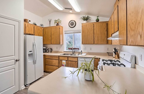 Mount Shasta Cottage | Mount Shasta Escape w/Balcony ~ Walk to Dtwn