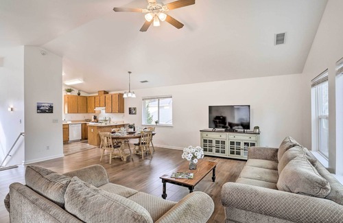 Mount Shasta Cottage | Mount Shasta Escape w/Balcony ~ Walk to Dtwn