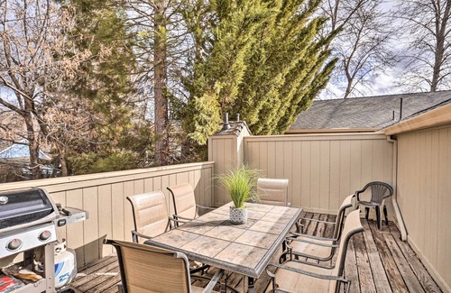 Mount Shasta Cottage | Mount Shasta Escape w/Balcony ~ Walk to Dtwn