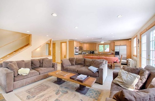 West Dover Ski Chalet | MOUNT SNOW VERMONT - Privacy-Arctic Spa HOT TUB - 2 minutes to North Access Road