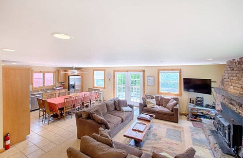 West Dover Ski Chalet | MOUNT SNOW VERMONT - Privacy-Arctic Spa HOT TUB - 2 minutes to North Access Road