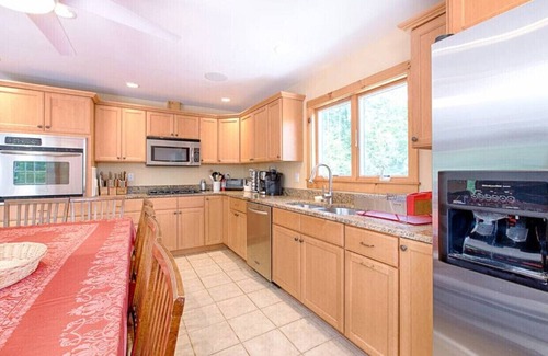 West Dover Ski Chalet | MOUNT SNOW VERMONT - Privacy-Arctic Spa HOT TUB - 2 minutes to North Access Road