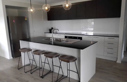 Millfield House | Mount View Escape Brand New House, mtn views