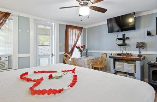 Twin Mountain House | Mount Washington by Day Hot tub by night #2