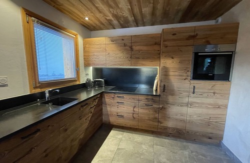 Saint-Francois-Longchamp Ski Chalet | Mountain chalet at the foot of the ski slopes - resort center with parking lots