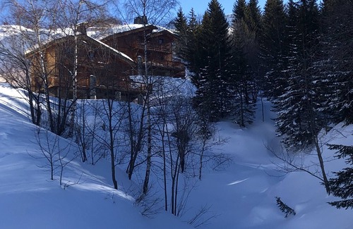Saint-Francois-Longchamp Ski Chalet | Mountain chalet at the foot of the ski slopes - resort center with parking lots