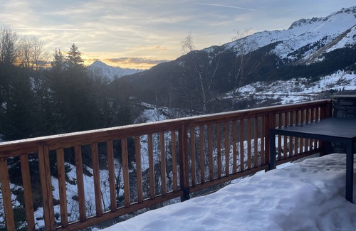 Saint-Francois-Longchamp Ski Chalet | Mountain chalet at the foot of the ski slopes - resort center with parking lots