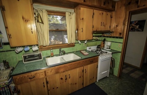 Big Bear Lake House | Mountain Air 3 Bedroom Cabin by RedAwning