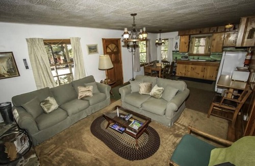 Big Bear Lake House | Mountain Air 3 Bedroom Cabin by RedAwning