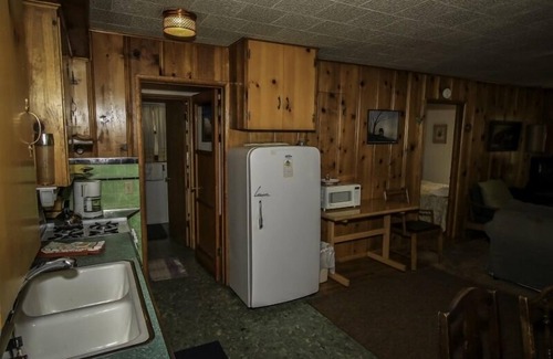 Big Bear Lake House | Mountain Air 3 Bedroom Cabin by RedAwning