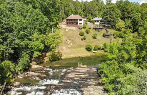 Dahlonega House | Mountain and Waterfall Views Stunning Dahlonega Gem